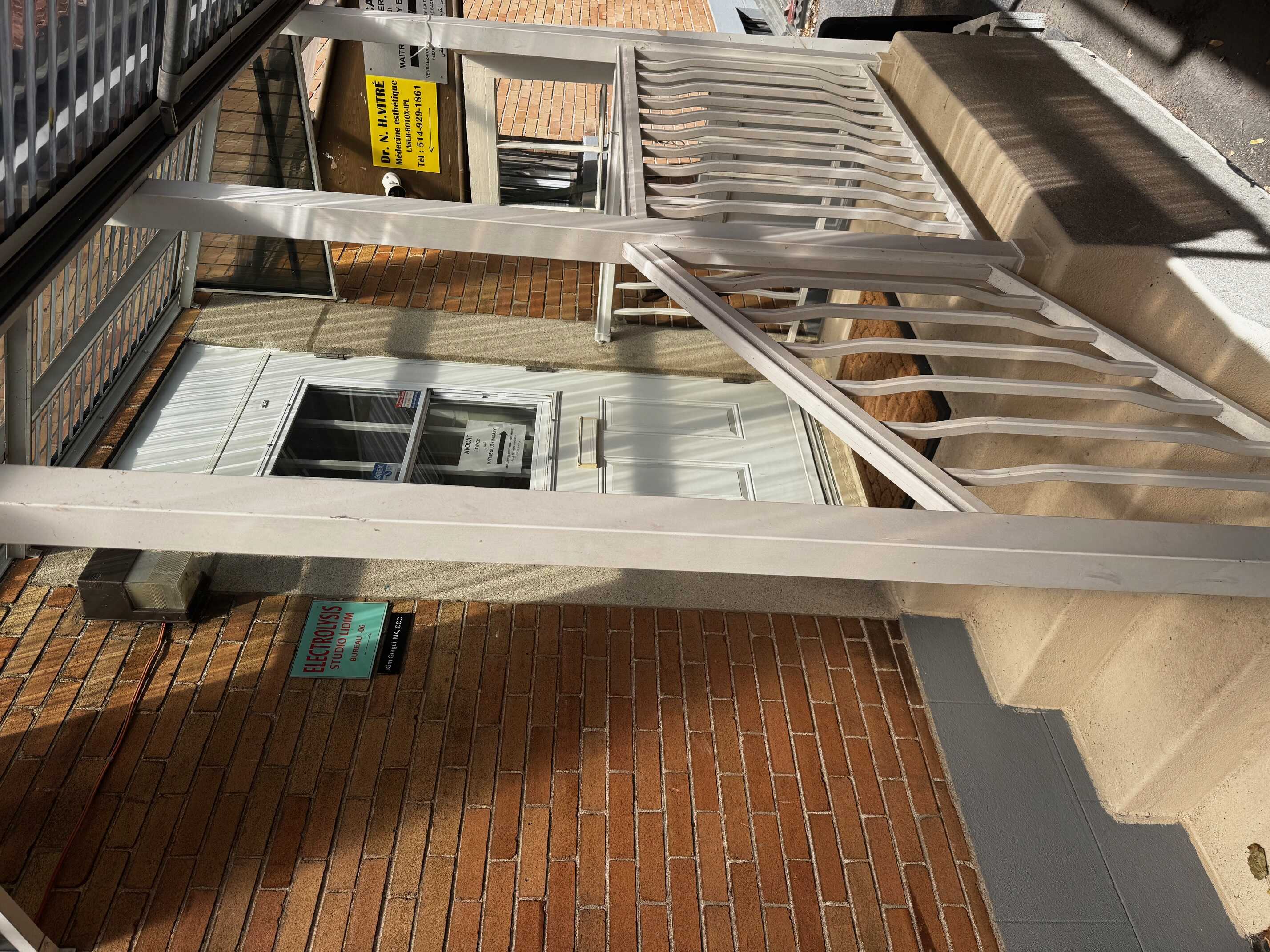 Porte d'entree - side entrance